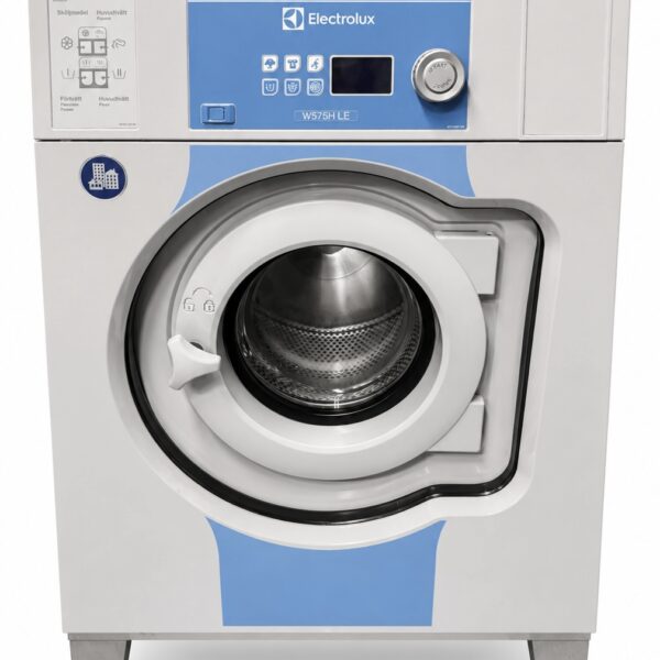 Framifrånbild av en vit och blå tvättmaskin från Electrolux med en rund lucka, digital display, kontrollknappar och myntinkast, mot en enfärgad vit bakgrund.