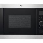 Framsidan av en AEG-mikrovågsugn i rostfritt stål med digital display, vridknapp och pekknappar, fotograferad mot en enfärgad vit bakgrund.