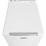 Ovanifrånvy av en vit tvättmaskin av märket Whirlpool med toppmatning, med kontrollpanel, vridreglage och digital display längs den övre kanten.