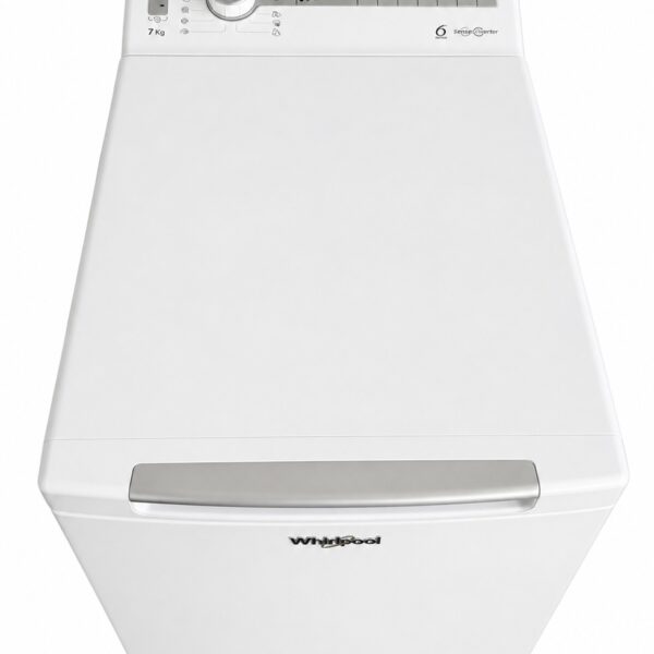 Ovanifrånvy av en vit tvättmaskin av märket Whirlpool med toppmatning, med kontrollpanel, vridreglage och digital display längs den övre kanten.