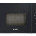 En svart mikrovågsugn av märket Osby med en digital kontrollpanel till höger och ett glasfönster mitt på luckan.