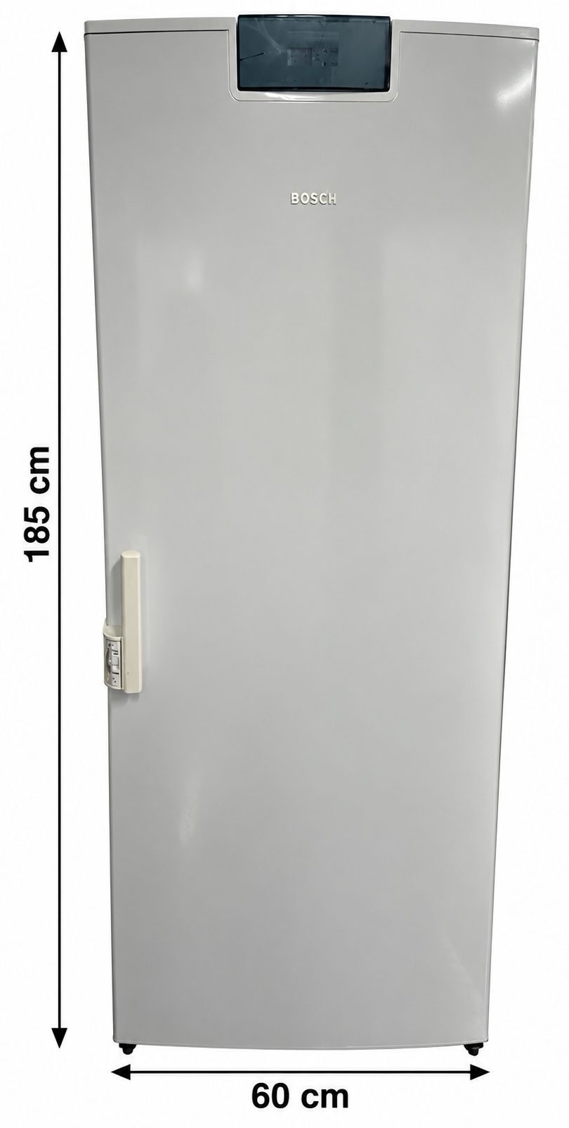 0ccb6cd8-474c-421b-afe6-f45f54aaa490-5 Ett högt, vitt kylskåp av märket Bosch med ett handtag på vänster sida. Måtten – 185 cm i höjd och 60 cm i bredd – anges med svarta pilar bredvid apparaten.