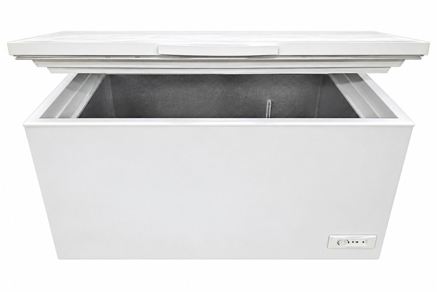 3ba07477-7de7-4431-838e-35db1dec471e En vit frysbox med öppet lock, där man ser att den är tom och att det finns en kontrollpanel längst fram till höger.