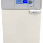 En framifrånvy av en Electrolux-torktumlare med en digital kontrollpanel som visar olika torkinställningar och en ovansida i rostfritt stål.