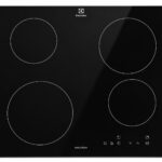 Svart induktionshäll med fyra runda kokzoner, pekreglage och ett Electrolux-märke längst upp i mitten. Reglageknapparna sitter i det nedre högra hörnet av hällen.