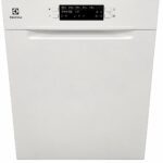 En vit diskmaskin från Electrolux med en digital kontrollpanel som visar olika diskprogram och knappar, med ett handtag under panelen.