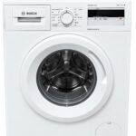 Framifrån sett av en vit tvättmaskin av märket Bosch, serie 4, med vridreglage, digital display, tvättmedelsfack och rund lucka med genomskinligt fönster. Maskinen ser ren och modern ut.
