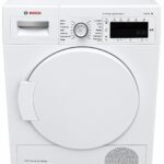 En vit frontmatad torktumlare från Bosch med elektronisk display, vridreglage och en tvättmedelslåda. På panelen finns olika knappar och inställningar. Längst ner på framsidan finns ett runt ventilerat område.