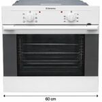 En vit elektrisk ugn från Electrolux med frontpanel, reglage, en glasdörr genom vilken man kan se flera ugnsgaller inuti samt en etikett nedanför som anger en bredd på 60 cm.