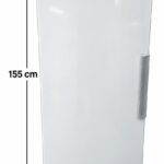 Ett vitt kylskåp från Electrolux med ett silverfärgat handtag. Måtten anges: 155 cm högt och 60 cm brett.