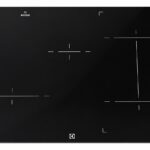 En svart induktionshäll med fyra kokzoner, var och en markerad med vita korsmarkeringar. Ytan är slät och minimalistisk, med reglage som syns längst upp i mitten.