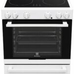 Vit elektrisk spis från Electrolux med fyra kokplattor, fem reglage, en stor ugnslucka i glas och en nedre låda. Ugnen har två galler inuti och en elegant, modern design.