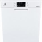 Framifrån sett på en vit diskmaskin från Electrolux med digitala reglage och en skärm som visar programalternativ, tidsinställningar och olika funktionsknappar.