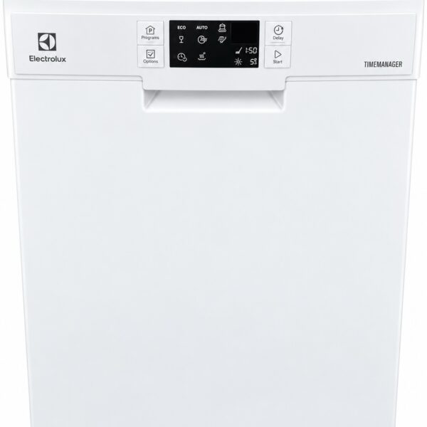 Framifrån sett på en vit diskmaskin från Electrolux med digitala reglage och en skärm som visar programalternativ, tidsinställningar och olika funktionsknappar.
