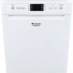 En vit diskmaskin av märket Hotpoint Ariston med en kontrollpanel försedd med knappar, display och kontrollampor på den övre framsidan. Diskmaskinen är stängd.