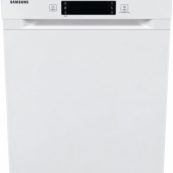 En vit diskmaskin från Samsung med en svart digital kontrollpanel och knappar för ström och val av program på framsidan.