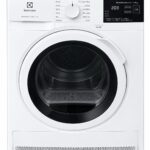 Framifrån sett av en vit tvättmaskin från Electrolux med en rund lucka, en digital display som visar 2:03 och en kontrollpanel med olika knappar och tvättprogram som syns längst upp.