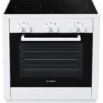 En vit elektrisk spis från Bosch med en svart glasplatta med fyra brännare, fem reglage och en ugn undertill. Spisens bredd anges till 70 cm.