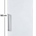 Ett högt, vitt kylskåp i upprätt modell med ett handtag på vänster sida. Det är 185 cm högt och 60 cm brett. Kontrollpanelen sitter i dörrens övre högra hörn.