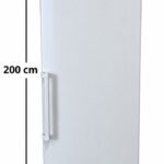 Ett högt vitt kylskåp med en dörr, som är 200 cm högt och 60 cm brett. Varumärket ”Cylinda” står i det övre vänstra hörnet av apparaten.