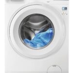 En frontmatad tvättmaskin från Electrolux med digital display, vridreglage och knappar. Luckan är stängd och genom det genomskinliga fönstret syns en blå handduk inuti trumman.