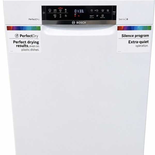 Vit diskmaskin från Bosch Serie 6 med digital kontrollpanel och reklamklistermärken som lyfter fram funktionerna ”PerfectDry” och ”Silence-programmet”.