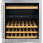 Ett vinkylskåp i rostfritt stål med glasdörr, trähyllor, en digital kontrollpanel och ventilationsöppningar i botten. Insidan är tom.