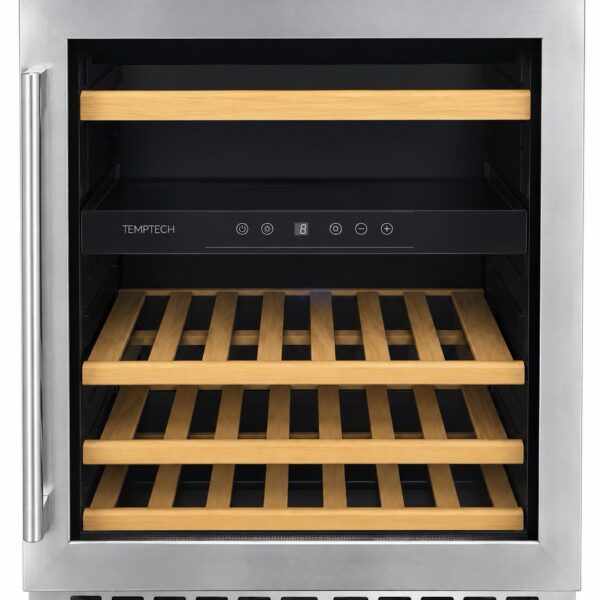 Ett vinkylskåp i rostfritt stål med glasdörr, trähyllor, en digital kontrollpanel och ventilationsöppningar i botten. Insidan är tom.