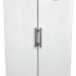 Ett vitt Electrolux-kylskåp av typen ”side-by-side” med två vertikala metallhandtag.