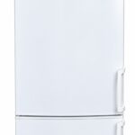 Ett vitt Electrolux-kylskåp med kylskåpsdel upptill och frysdel nedtill, båda med ett böjt handtag, visas mot en enfärgad bakgrund.
