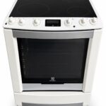 Vit elektrisk spis från Electrolux med glasplatta, sex reglage, en digital timer och en stor ugnslucka.