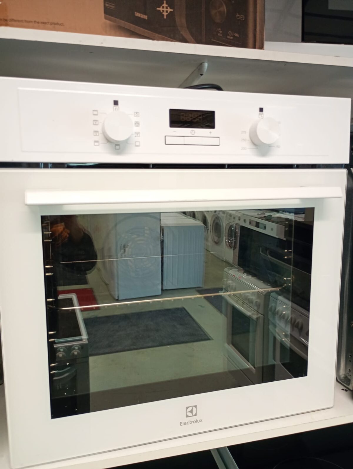 Ugn av märket Electrolux 
Vit färg - Image 1