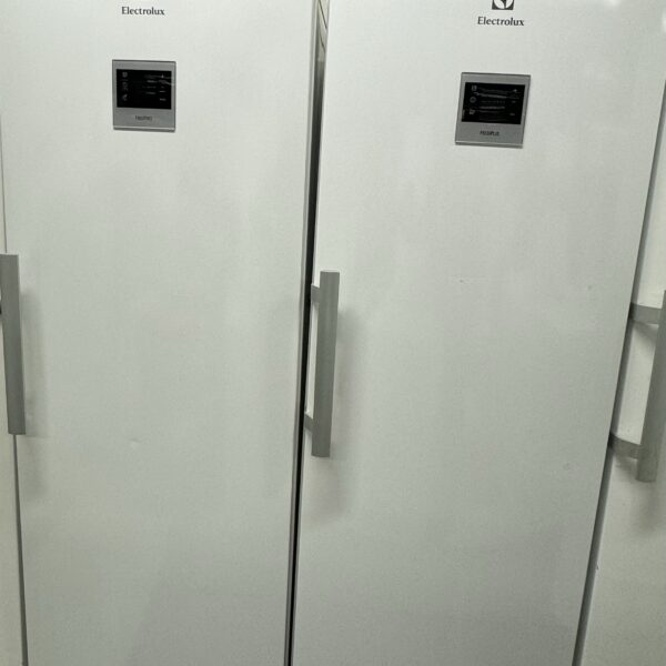 Kyl och frys separat märket Electrolux 
Vit färg 
Höjd 180cm
Frostfree