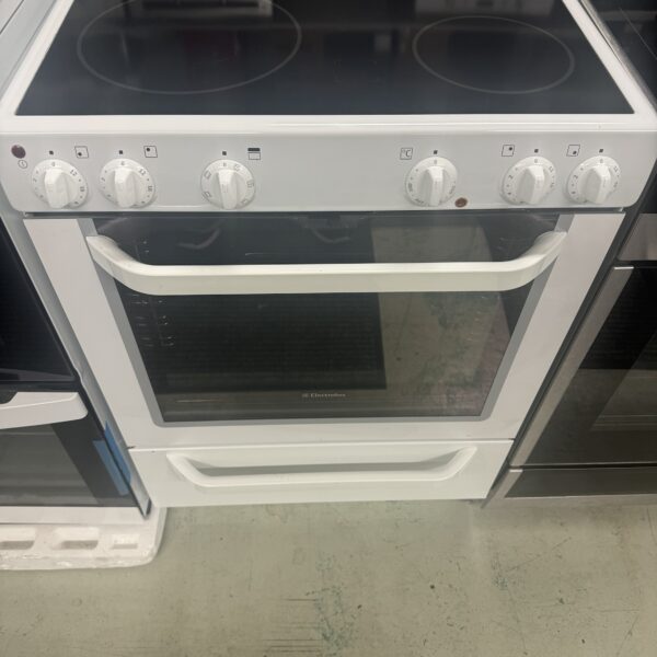 Spis av märket Electrolux 
Vit färg 
60cm bred 
Glaskeramikhäll 
Barnlås