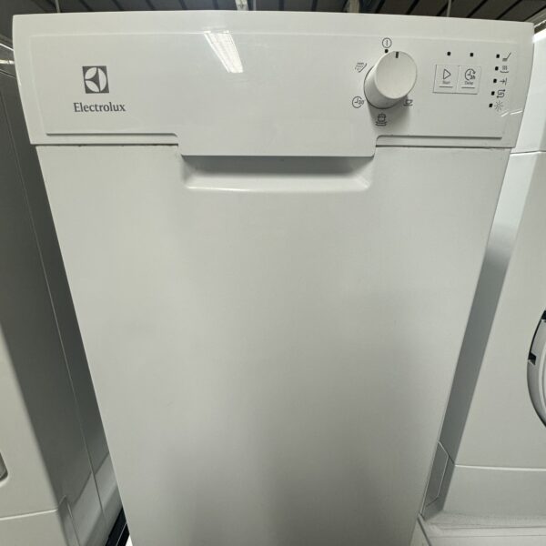 Diskmaskin 45cm av märket Electrolux 
Vit färg 
Energi A+++