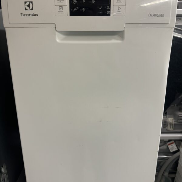 Diskmaskin 45cm 
Av märket Electrolux 
Energysaver 
Vit färg