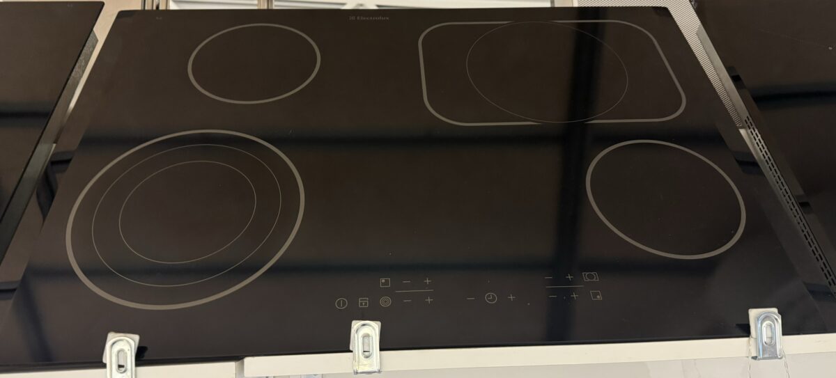 Inbyggnad glaskeramikhäll 
Av märket Electrolux 
Mått 
78cm*52cm - Image 1