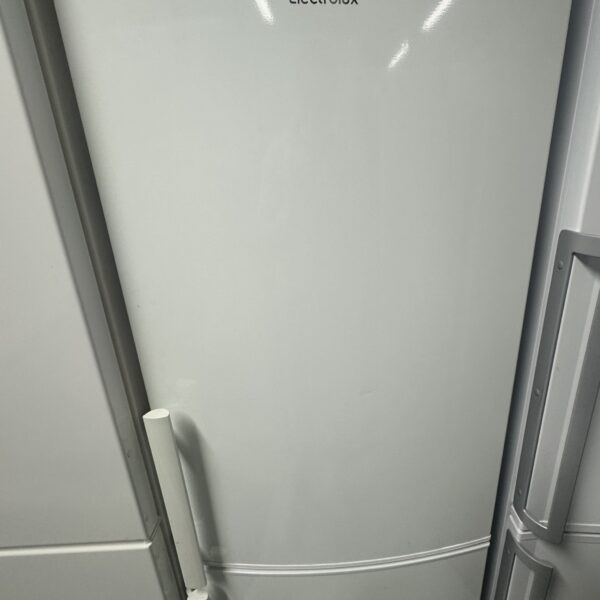 Kyl och frys kombinerad av märket Electrolux 
Höjd 185cm 
Energi A+++