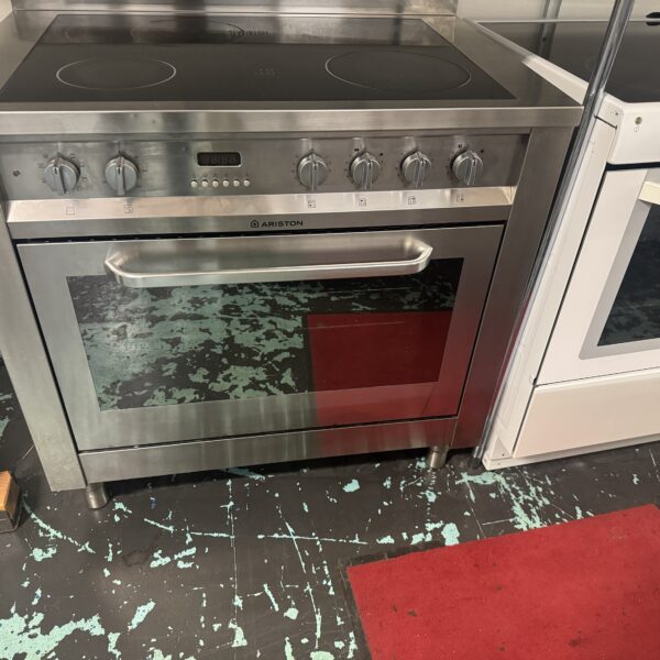 Spis rostfri av märket hotpoint ariston 
Bred 90cm