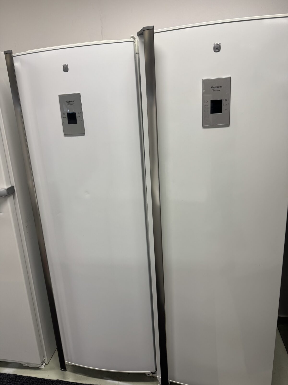 Kyl och frys separat av märket Husqvarna 
Vit färg med display funktion 
Nofrost 
Energi A++
Höjd 180cm - Image 1