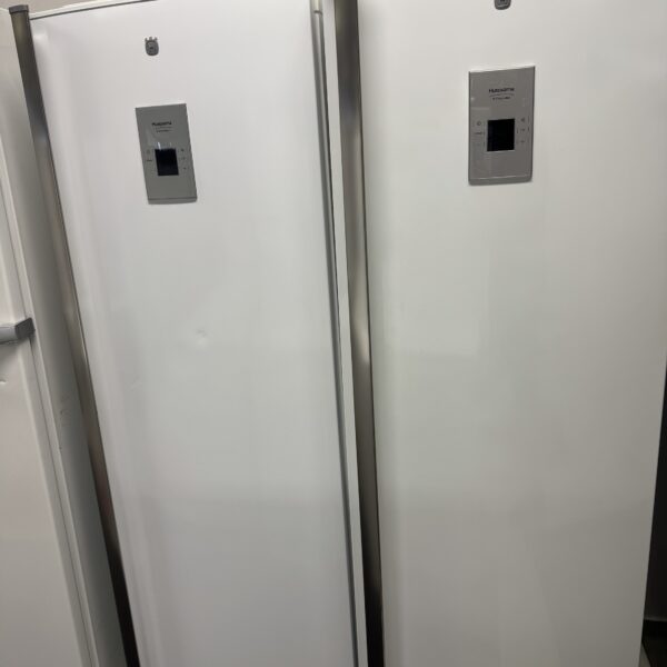 Kyl och frys separat av märket Husqvarna 
Vit färg med display funktion 
Nofrost 
Energi A++
Höjd 180cm