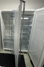 Kyl och frys separat av märket Husqvarna 
Vit färg med display funktion 
Nofrost 
Energi A++
Höjd 180cm - Image 2