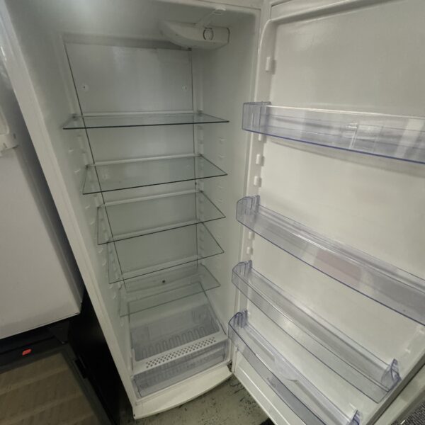 Kyl och frys separat av märket Elektro-Helios 
Vit färg
Höjd 175cm
Nofrost