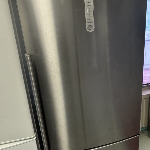 Kyl och frys kombinerad rostfri 
Av märket Siemens 
Bred 70cm
Höjd 200cm
Nofrost