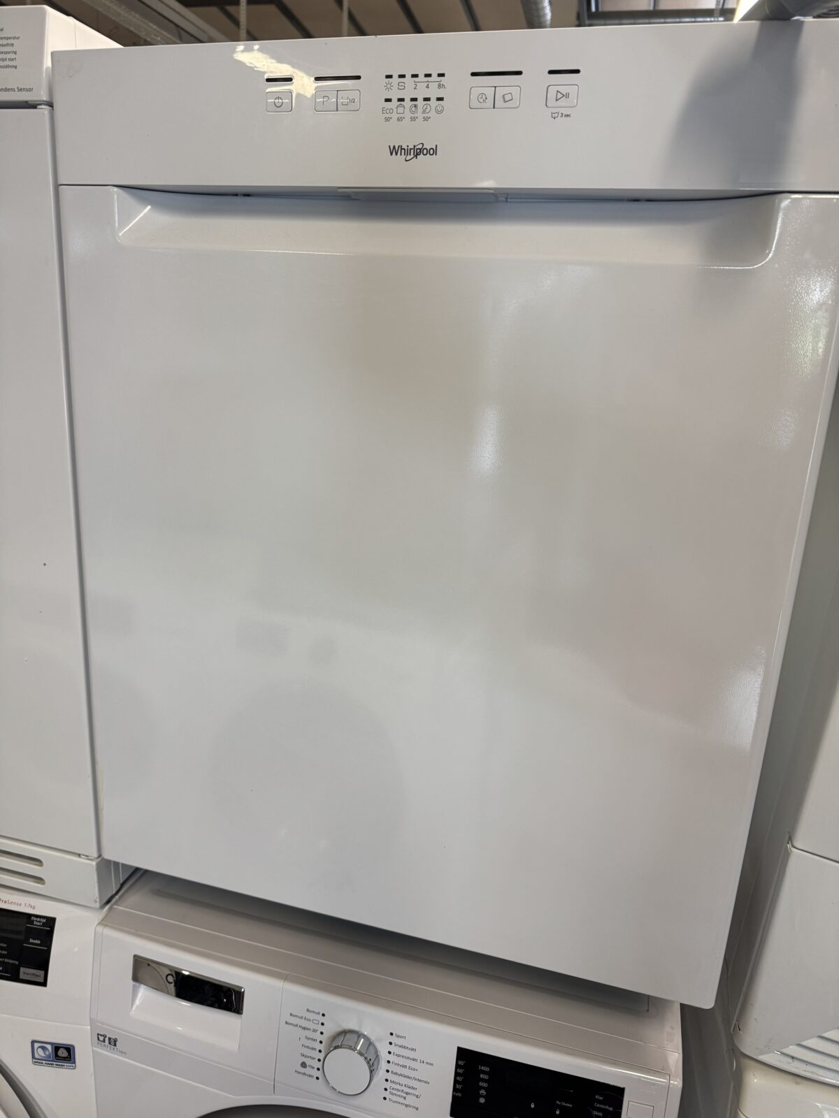 Diskmaskin av märket wirlpool 
Vit färg
Bred 60cm
Energi A++
1800w - Image 1