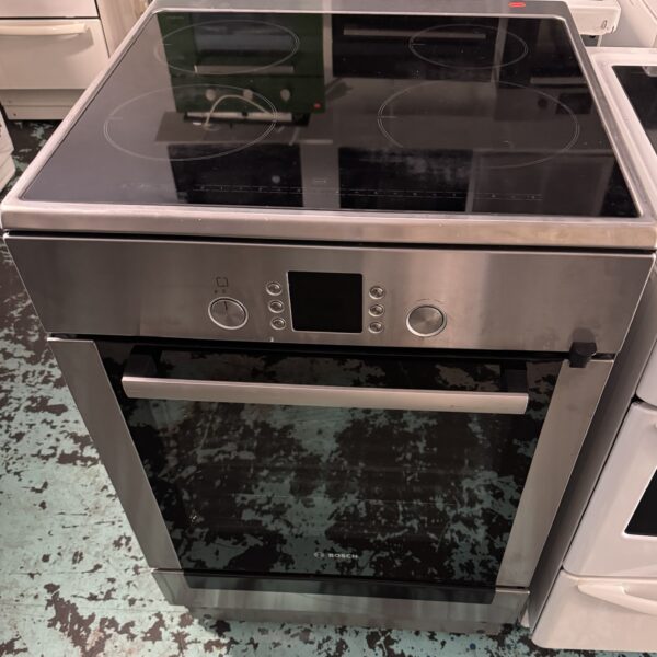 Spis rostfri med induktionshäll 
Av märket Bosch 
Bred 60cm
Varmluftsugn 
230v/400v