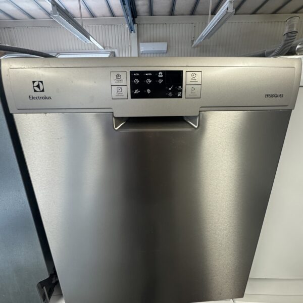 Diskmaskin rostfri av märket Electrolux 
Bred 59.5cm
ENERGYSAVER