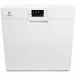En vit Electrolux diskmaskin av märket Electrolux/bred 59cm med digital kontrollpanel och fronthandtag, mot en vit bakgrund.