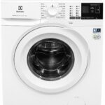 Framifrån sett: Tvättmaskin av märket Electrolux med en kapacitet på 7 kg, digital kontrollpanel, knappar och en rund glasdörr. Flera tvättprogram visas på panelen.