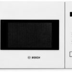 En vit inbyggd mikrovågsugn från Whirlpool med svart fönster, kontrollratt, digital display och flera knappar till höger för inställningar och effektnivåer.